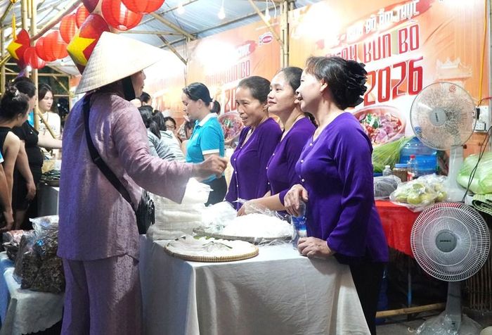 Du khách mua bún tươi Vân Cù - làng nghề hơn 400 năm tuổi nổi tiếng xứ Huế. Ảnh: S.Thùy