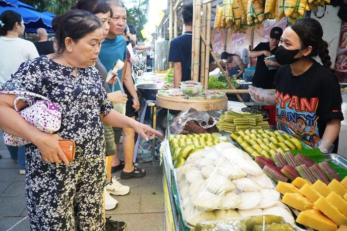 Những món bánh Nam Bộ hấp dẫn du khách. Ảnh: S.Thùy