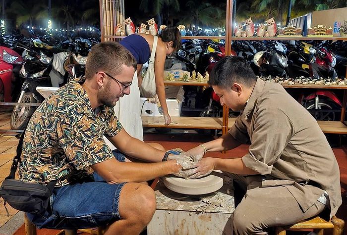 Du khách quốc tế trải nghiệm làm gốm tại lễ hội