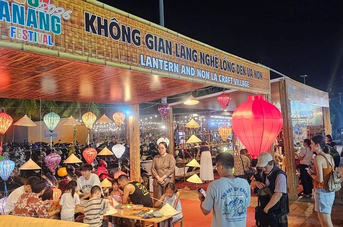 Không gian làng nghề lồng đèn và nón thu hút du khách