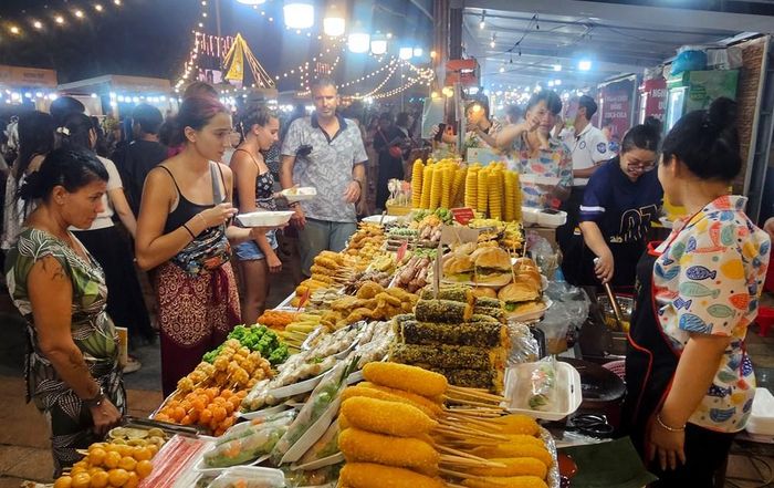 Du khách thưởng thức ẩm thực xứ Quảng tại "không gian ẩm thực chợ quê"