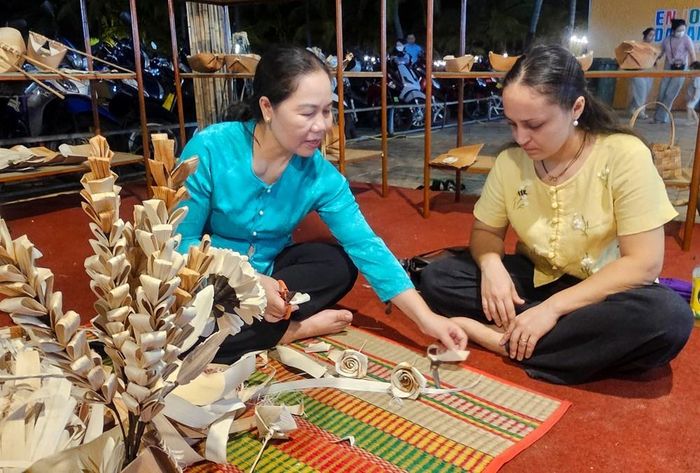 Du khách được hướng dẫn làm các sản phẩm đặc sắc tại lễ hội