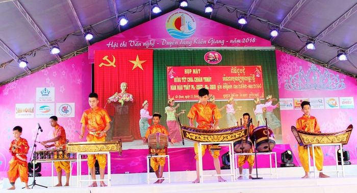 Nghệ thuật truyền thống của đồng báo Khmer được lớp trẻ tham gia học tập để bảo tồn