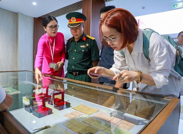 Công chúng tìm hiểu thông tin tại không gian trưng bày tài liệu lưu trữ và kỷ vật của cán bộ đi B. Ảnh: Khánh Hòa - TTXVN