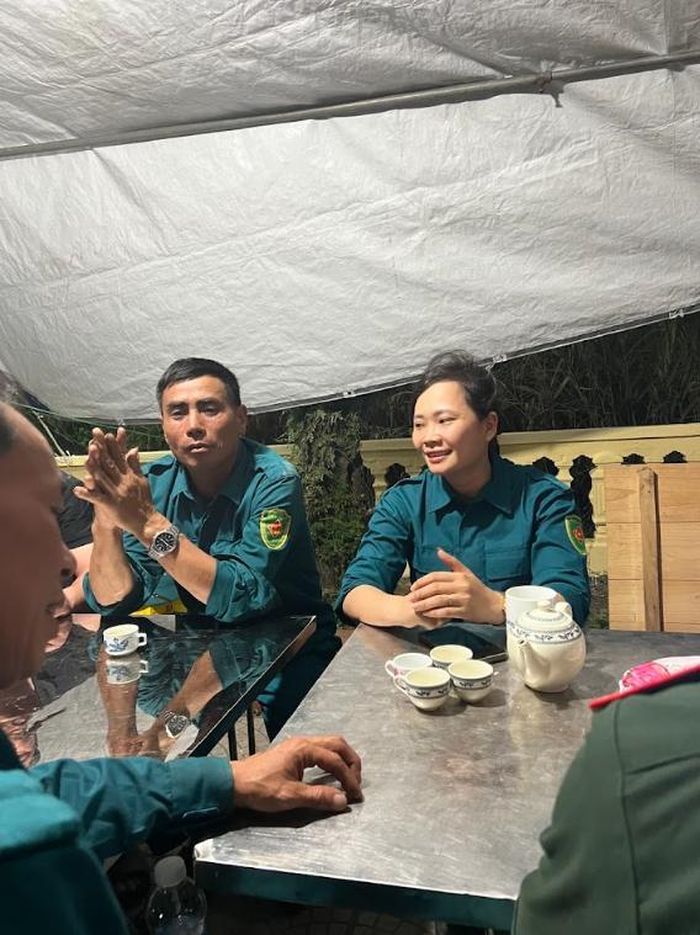 Đồng chí Vũ Thị Quyên, nữ Trung đội trưởng Dân quân tự vệ xã Thanh Liêm đã cố gắng thu xếp công việc gia đình để hoàn thành tốt nhiệm vụ khi chiến dịch bước vào cao điểm, bất kể ngày đêm