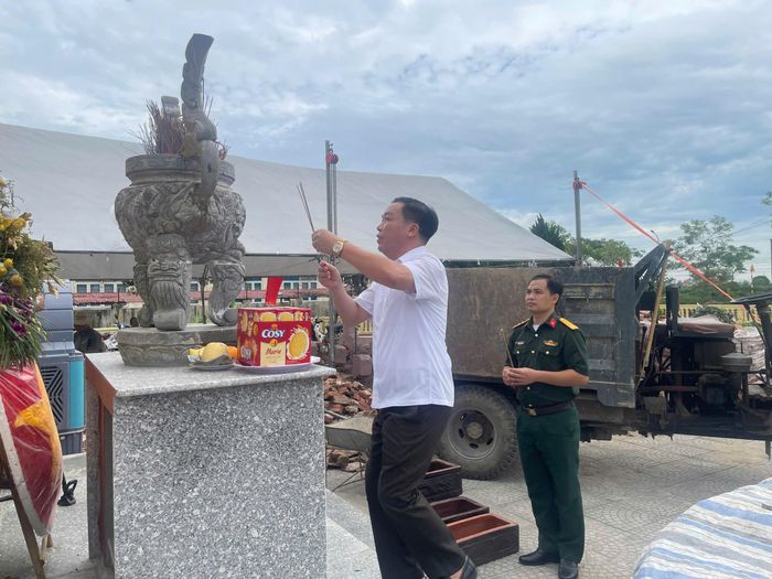 Ông Nguyễn Xuân Chính, Phó Chủ tịch Ủy ban Nhân dân xã Thanh Liêm (áo trắng) thắp hương tri ân các liệt sĩ