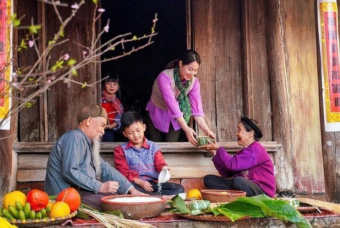  Văn hóa được bảo tồn và phát huy, thể thao không ngừng phát triển, du lịch trở thành ngành kinh tế mũi nhọn, góp phần quảng bá hình ảnh đất nước, con người Việt Nam ra thế giới. Trong ảnh: Đối với người Việt, Tết Nguyên đán là dịp mọi người trong gia đình sum vầy bên nhau, tận hưởng niềm vui đoàn viên. Ảnh: Khánh Hòa – TTXVN 