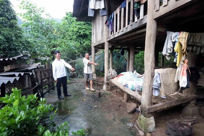 Do ảnh hưởng của mưa lớn kéo dài, nhiều vị trí trong khu nhà ở của gia đình anh Quàng Văn Học, bản Nặm Păm, xã Mường La bị sụt lún, xuất hiện các nứt có mguy cơ cao mất an toàn. Ảnh: Quang Quyết - TTXVN