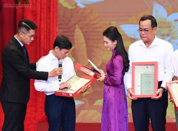 Thân nhân các Anh hùng liệt sĩ xúc động nhận lại kỷ vật- Ảnh: VGP/Nhật Bắc