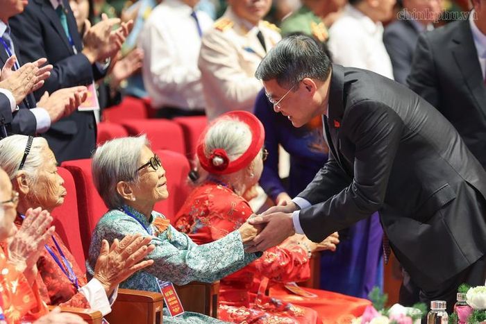 Đây là sự kiện có ý nghĩa đặc biệt, thể hiện tình cảm, trách nhiệm của Đảng, Nhà nước và nhân dân đối với những người đã hy sinh, cống hiến cho sự nghiệp cách mạng giải phóng dân tộc, xây dựng và bảo vệ Tổ quốc - Ảnh: VGP/Nhật Bắc