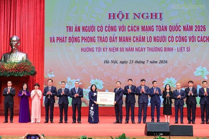 Hưởng ứng lời kêu gọi ủng hộ phong trào "Đẩy mạnh chăm lo người có công với cách mạng", nhiều tập đoàn, doanh nghiệp, ngân hàng đã ủng hộ với tổng số kinh phí ước tính khoảng gần 12 nghìn tỷ đồng - Ảnh: VGP/Nhật Bắc