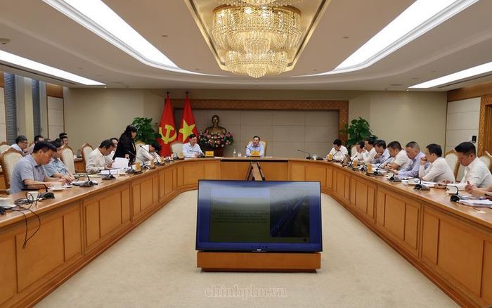 Phó Thủ tướng Thường trực nghe báo cáo, đôn đốc tiến độ tuyến đường kết nối sân bay Gia Bình – Hà Nội - Ảnh: VGP/Phương Nguyên