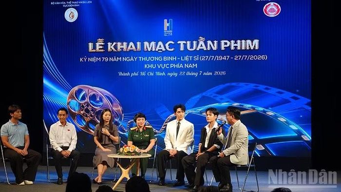 Đoàn làm phim Mưa đỏ giao lưu với khán giả tại Lễ khai mạc.