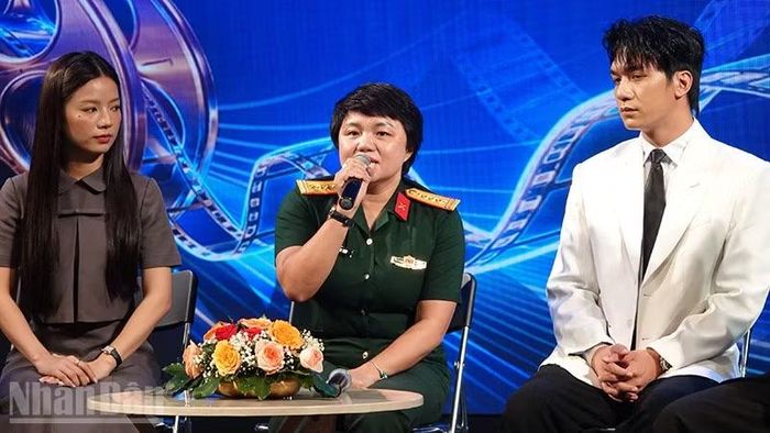 Đại tá Kiều Thanh Thúy, Phó Giám đốc Điện ảnh Quân đội nhân dân, Giám đốc sản xuất phim Mưa đỏ chia sẻ về quá trình làm phim tại chương trình giao lưu.