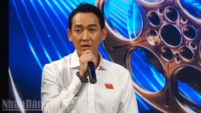 Diễn viên Hứa Vĩ Văn (vai bác sĩ Lê, phim Mưa đỏ) tại buổi giao lưu.
