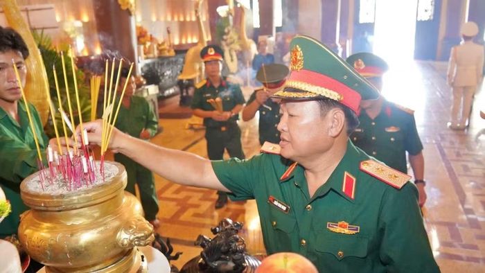 Trung tướng Trần Vinh Ngọc và đoàn công tác dâng hương tại Đền Bến Dược.