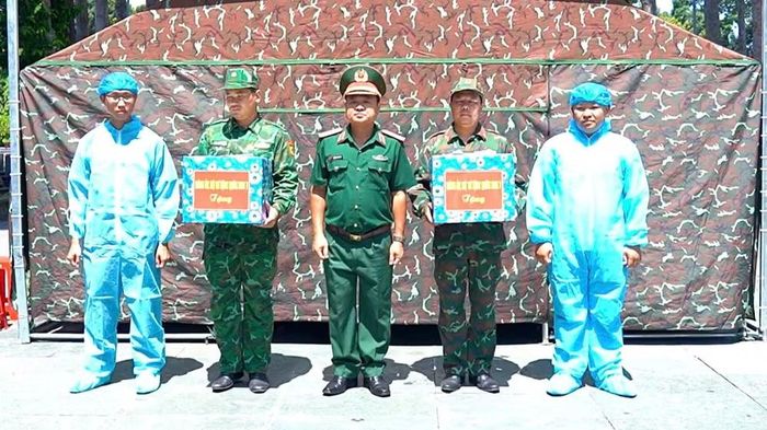 Đoàn công tác của Quân khu 7 thăm động viên các tổ, đội làm nhiệm vụ tại Nghĩa trang liệt sĩ Củ Chi.