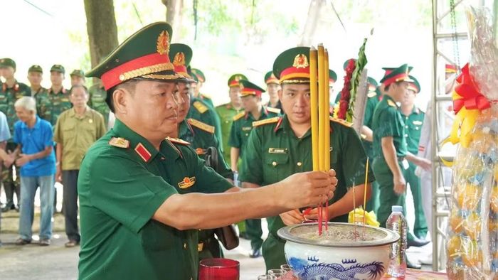 Trung tướng Trần Vinh Ngọc, Bí thư Đảng ủy, Chính ủy Quân khu 7 dâng hương tại khu vực tìm kiếm, quy tập hài cốt liệt sĩ.