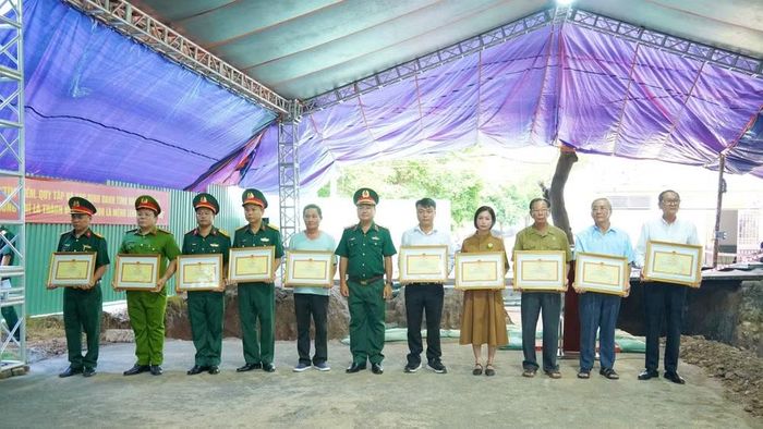 Thăm tặng quà cho các lực lượng làm nhiệm vụ tại Công viên Lê Thị Riêng.