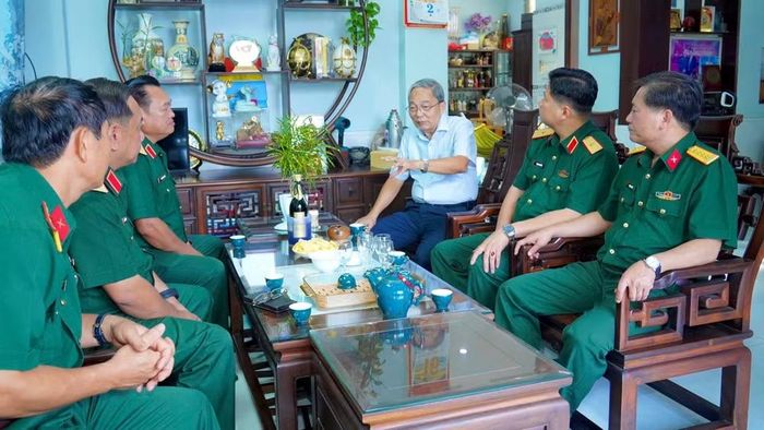 Đoàn đến thăm và trò chuyện cùng Trung tướng Phạm Đăng Dỹ, nguyên Chính ủy Quân khu 7.