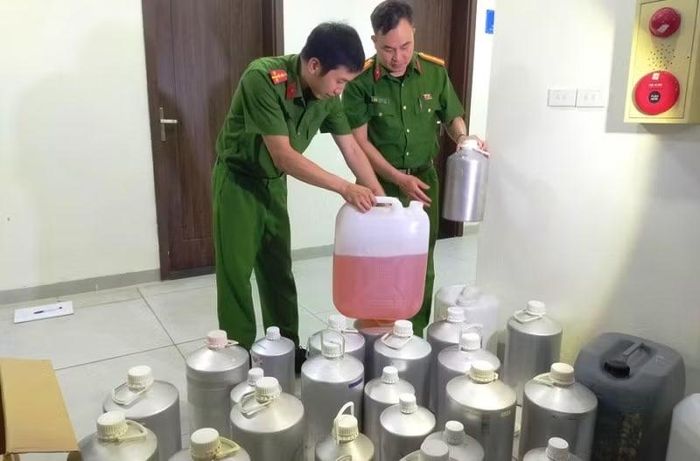 Cơ quan điều tra thu giữ những can đựng hương liệu và nước hoa giả.