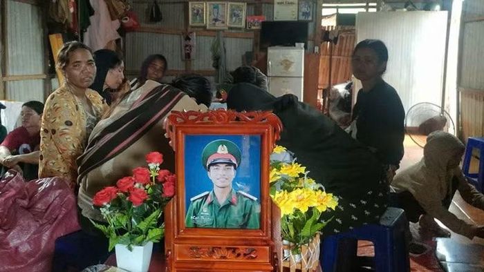 Gia đình tổ chức tang lễ hạ sĩ Kpă Thiêp theo nghi thức của địa phương.