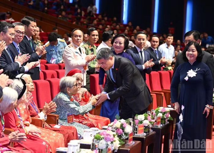 Thủ tướng Chính phủ Lê Minh Hưng ân cần thăm hỏi một Bà mẹ Việt Nam Anh hùng tại Hội nghị Tri ân người có công với cách mạng toàn quốc năm 2026. (Ảnh: TRẦN HẢI)