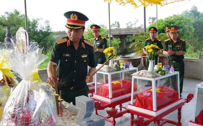 Trung tướng Hà Thọ Bình,Tư lệnh Quân khu 4 và đoàn công tác dâng hương tại khu vực Câu Nhi, xã Nam Hải Lăng, tỉnh Quảng Trị.
