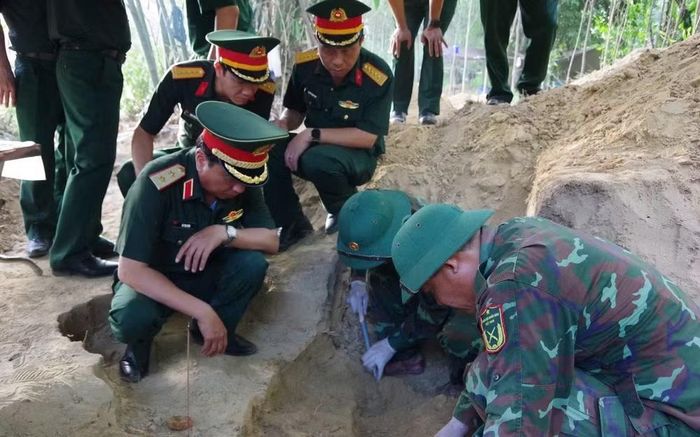Lực lượng chức năng đang mở rộng tìm kiếm hài cốt liệt sĩ tại khu vực Câu Nhi, xã Nam Hải Lăng, tỉnh Quảng Trị.