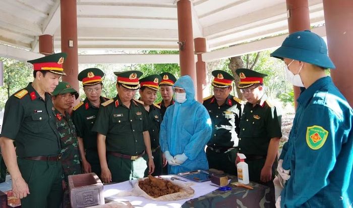 Đoàn công tác Bộ Tư lệnh Quân khu 4 thăm, động viên lực lượng đang lấy mẫu sinh phẩm để xác định danh tính hài cốt liệt sĩ tại Nghĩa trang liệt sĩ quốc gia Đường 9.