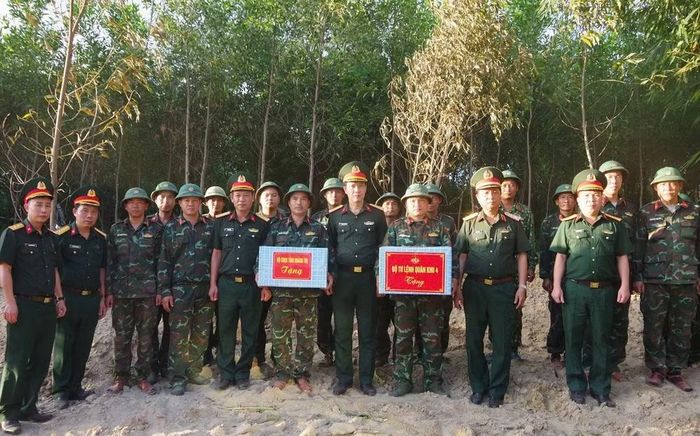 Bộ tư lệnh Quân khu 4 tặng quà, động viên Đội quy tập 584 đang thực hiện nhiệm vụ tìm kiếm, cất bốc hài cốt liệt sĩ tại khu vực Câu Nhi, xã Nam Hải Lăng, tỉnh Quảng Trị.