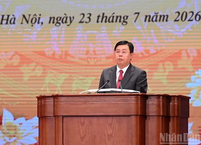 Quyền Bộ trưởng Nội vụ Nguyễn Tiến Hải trình bày báo cáo tại hội nghị.