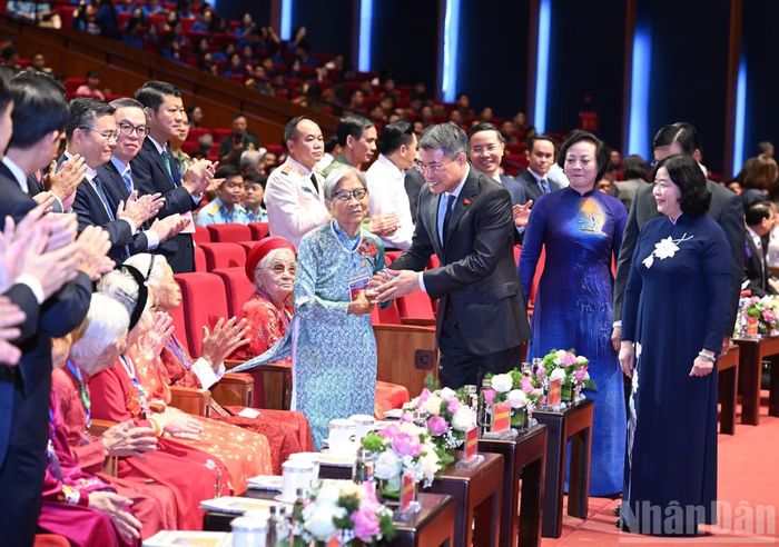 Thủ tướng Chính phủ Lê Minh Hưng gặp gỡ các Mẹ Việt Nam Anh hùng dự hội nghị.