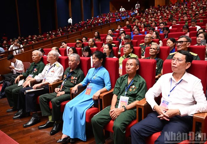 Các đại biểu người có công với cách mạng tại hội nghị.