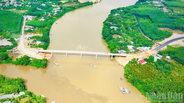 Cầu Hiếu Liêm bắc qua sông Đồng Nai thuộc địa phận phường Trị An, thành phố Đồng Nai.