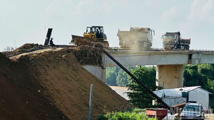 Máy móc tập trung thi công các hạng mục còn lại sau khi hợp long.