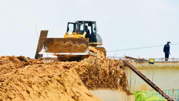 Thi công hạng mục đường nối vào khu vực đầu cầu.