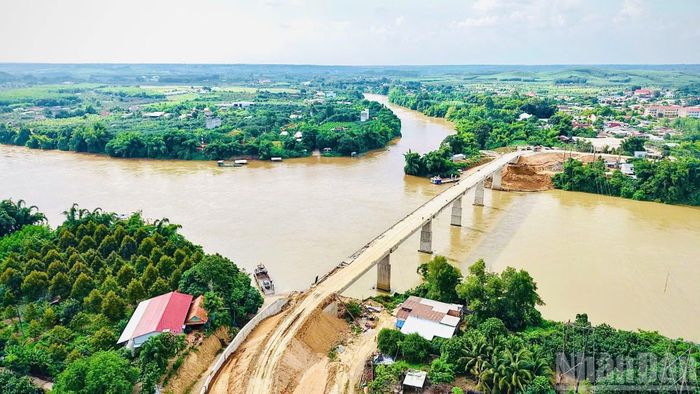 Cầu Hiếu Liêm còn góp phần kết nối thông suốt giữa thành phố Đồng Nai và các khu vực lân cận của Thành phố Hồ Chí Minh.