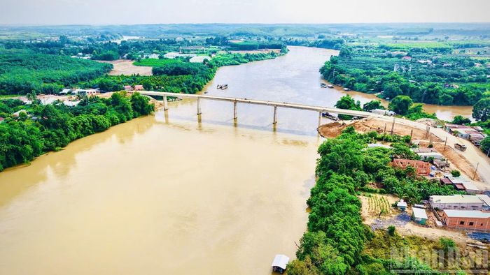 Việc xây dựng cầu Hiếu Liêm để tránh phương tiện giao thông đi lại trên công trình hồ đập, bảo đảm an toàn cho Nhà máy Thủy điện Trị An trước và sau khi mở rộng.