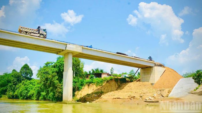 Sau khi hợp long, hiện nay đơn vị thi công đang khẩn trương hoàn thiện các hạng mục còn lại để sớm thông xe kỹ thuật và đưa vào khai thác.