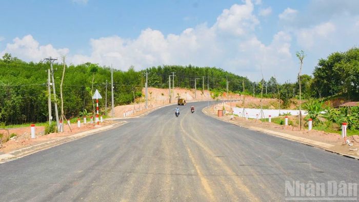 Hạng mục đường dẫn hai đầu cầu đang dần hoàn thiện.