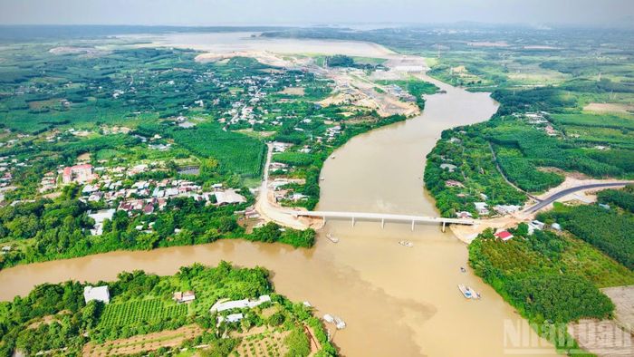 Với tiến độ thi công hiện nay, khoảng 1 tháng nữa cầu Hiếu Liêm sẽ hoàn thành, đưa vào sử dụng.