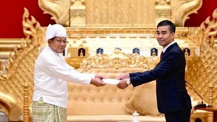Đại sứ Nguyễn Anh Đức trình Quốc thư lên Tổng thống Myanmar Min Aung Hlaing. (Ảnh: Đại sứ quán Việt Nam tại Myanmar cung cấp)