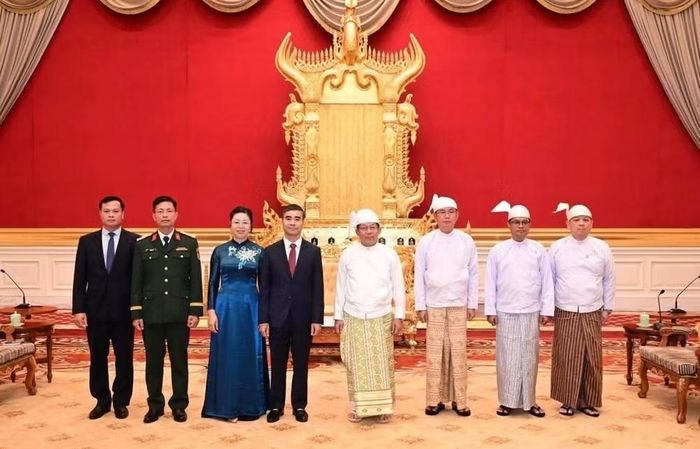Tổng thống Myanmar Min Aung Hlaing (thứ 4 từ phải qua) chụp ảnh kỷ niệm cùng Đại sứ Nguyễn Anh Đức và các đại biểu tham dự buổi tiếp sau Lễ trình Quốc thư. (Ảnh: Đại sứ quán Việt Nam tại Myanmar cung cấp)