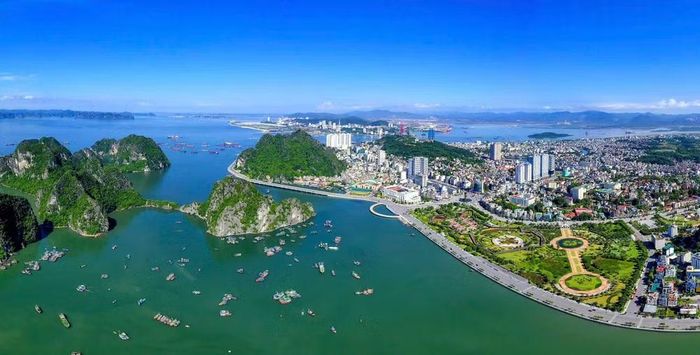 Quảng Ninh chuyển đổi mô hình từ "nâu" sang "xanh" trong nhiều năm qua đã làm thay đổi bộ mặt đô thị. (Ảnh: QUANG THỌ)