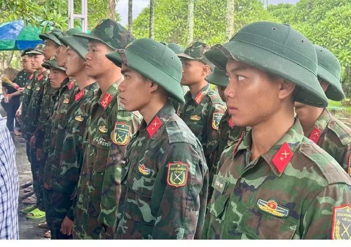 Chiến sĩ Bộ Chỉ huy quân sự tỉnh Điện Biên dành phút mặc niệm, tri ân các Anh hùng liệt sĩ tại Nghĩa trang liệt sĩ Độc Lập.