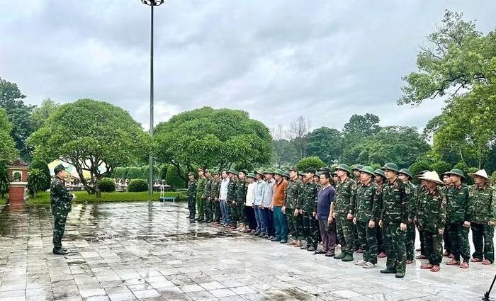 Đại tá Dương Quốc Long, Phó Chính ủy Bộ Chỉ huy quân sự tỉnh Điện Biên giao nhiệm vụ cho cán bộ, chiến sĩ thực hiện nhiệm vụ tại Nghĩa trang Độc Lập.