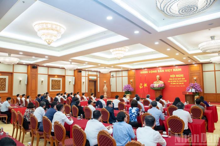 Quang cảnh hội nghị Công bố các Quyết định của Bộ Chính trị, Ban Bí thư về công tác cán bộ.