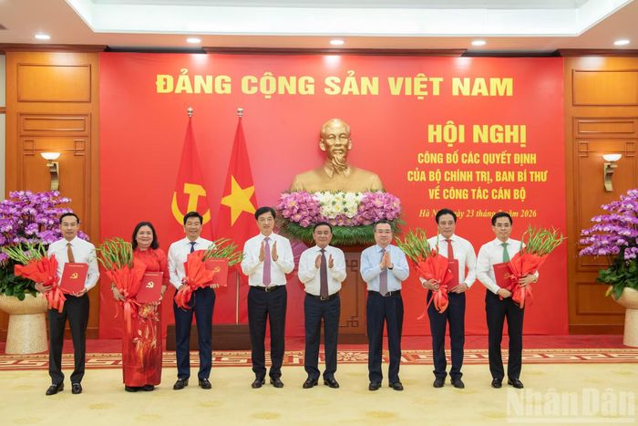 Thường trực Ban Bí thư Trần Cẩm Tú, Trưởng Ban Tổ chức Trung ương Nguyễn Duy Ngọc, Trưởng Ban Chính sách, Chiến lược Trung ương Nguyễn Thanh Nghị trao các Quyết định của Bộ Chính trị, Ban Bí thư và hoa chúc mừng các đồng chí được nhận nhiệm vụ mới.