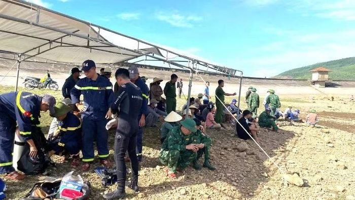 Lực lượng chức năng sử dụng thiết bị lặn chuyên dụng để tìm kiếm hai nạn nhân ở độ sâu khoảng 10m.